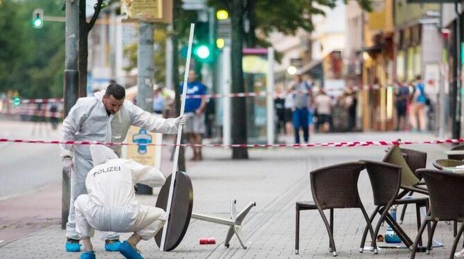 Mitarbeiter der Kriminalpolizei sichern Spuren in der Innenstadt von Reutlingen. Foto: Christoph Schmidt