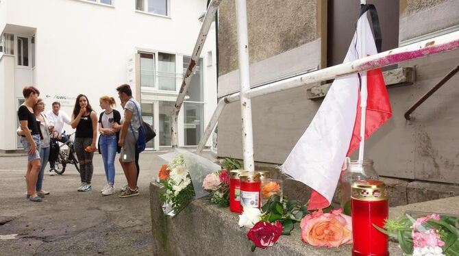 In der Stadtbachstraße war am Tatort eine improvisierte Gedenkstätte entstanden. ARCHIVFOTO: ZEN