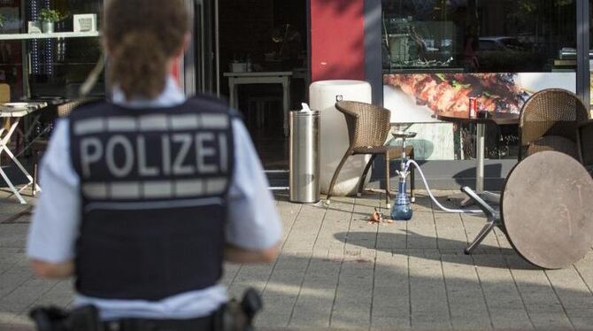 Eine Polizistin in der Nähe des Tatorts in Reutlingen. Foto: Christoph Schmidt