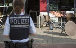 Eine Polizistin in der Nähe des Tatorts in Reutlingen. Foto: Christoph Schmidt