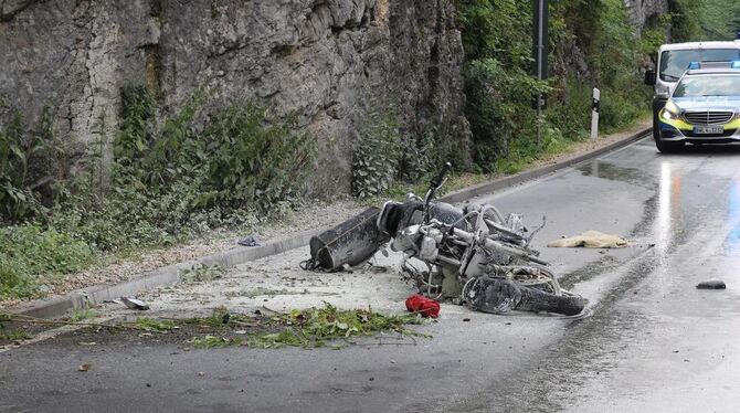 Der Biker prallte gegen eine Felswand. Foto: : www.7aktuell.de/Lukas Felder