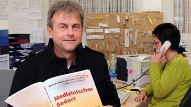 Firmenchef Gerhard Wörner mit dem Katalog seines Unternehmens. 
GEA-FOTO: PACHER