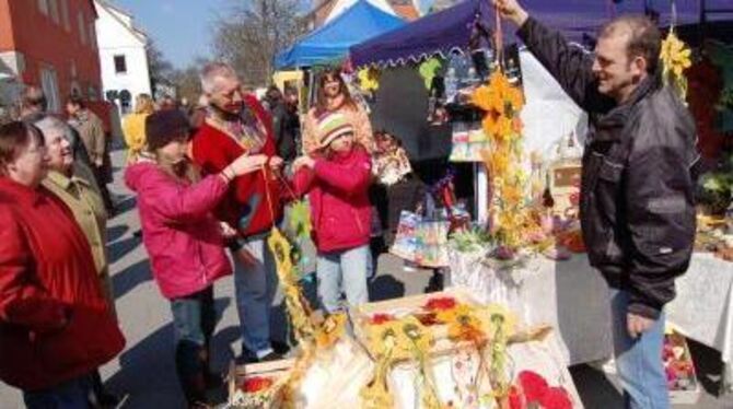 Buntes und das heuer unter einem strahlend blauen Himmel: Der Gomaringer Ostermarkt zog am Samstag viele Besucher an. FOTO: PETR