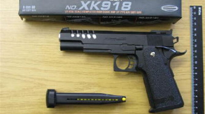 Für reichlich Aufregung hat ein Gymnasiast gesorgt, der mit so einer Spielzeugpistole auf dem Schulhof herumfuchtelte. FOTO: POL