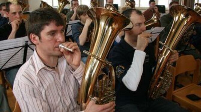 Spielen nur mit dem Mundstück: Die Hobbybläser haben beim Workshop mit Profi Berthold Schick viel Neues gelernt.
FOTO: LEIPPERT