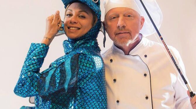 Boris und Lilly Becker in Kostümen bei einem angeblichen Werbeshooting für Tiefkühlfisch. Foto: Wolfgang Chodan/SWR