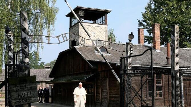 Im Gegensatz zu seinen Vorgängern Johannes Paul II. und Benedikt XVI. will Franziskus in Auschwitz schweigen und in Stille be