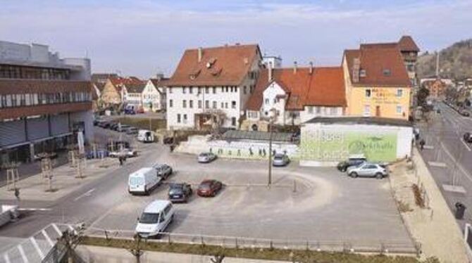 Das Areal zwischen Albstraße, Seestraße und Markthalle (links), auf dem ein Neubau entstehen soll, in den eventuell der &raquo;S