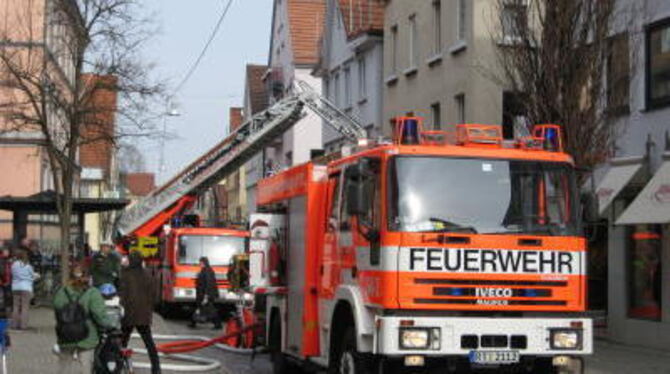 Keine Verletzten hat es heute bei einem Wohnungsbrand in der Metzgerstraße gegeben. GEA-FOTO: ZENKE