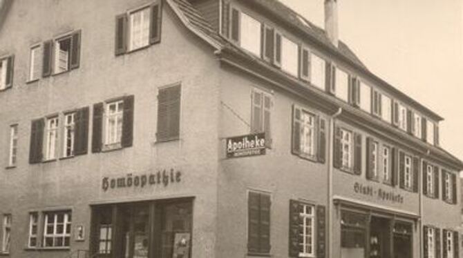 Die Metzinger Stadtapotheke, einst in der Stuttgarter Straße, heute in der Hindenburgstraße 1, ist seit 100 Jahren im Besitz der