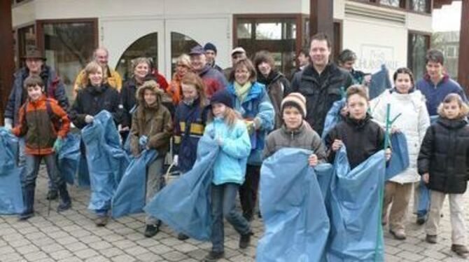 Abmarsch: Neben dem Reitverein stellte der Förderverein der Uhlandschule die größte Gruppe bei der Markungsputzete in Wannweil.
