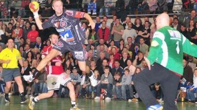 Überragend: Torhüter Rostislav Badura. Links: Michael Hackius.
GEA-ARCHIVFOTO: MEYER