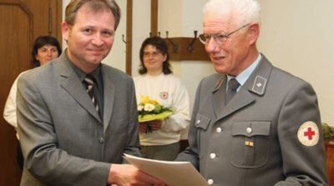 Konrad Duffner (rechts) erhielt für fünfzig Dienstjahre von DRK-Kreisgeschäftsführer Michael Tiefensee Urkunde und goldene Ehren
