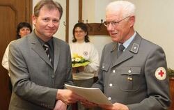 Konrad Duffner (rechts) erhielt für fünfzig Dienstjahre von DRK-Kreisgeschäftsführer Michael Tiefensee Urkunde und goldene Ehren