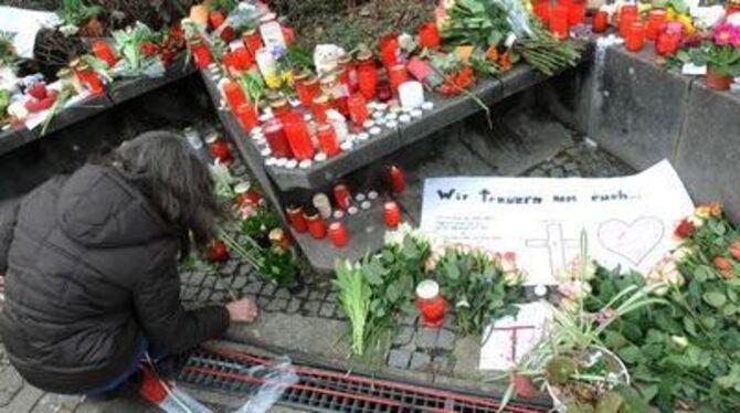 Trauernde legen am Tag nach dem Amoklauf von Winnenden Blumen vor der Albertville-Realschule nieder.
FOTO: DPA