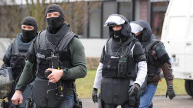 Polizisten des SEK nach dem Amoklauf an der Albertville-Realschule in Winnenden auf dem Schulgelände. FOTO: DPA