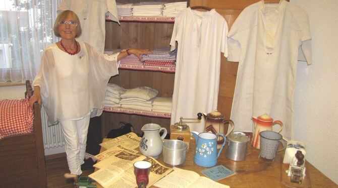 Erika Armbruster zeigt die Schätze, die der Kulturgüterverein über zehn Jahre in Walddorfhäslach zusammengesammelt hat.