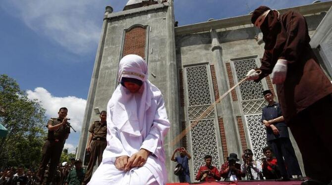 In Indonesien sind drei junge Paare öffentlich ausgepeitscht worden. Die 18- bis 25-jährigen werden mit bis zu 20 Hieben best