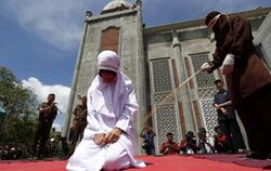 In Indonesien sind drei junge Paare öffentlich ausgepeitscht worden. Die 18- bis 25-jährigen werden mit bis zu 20 Hieben best