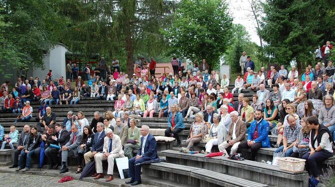 Prominente und viele andere Gäste feierten den 50. Geburtstag des Feriendorfs in der  Freilichtbühne der Sonnenmatte.