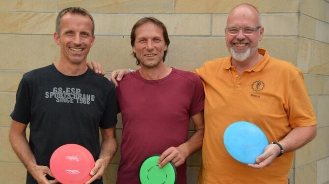 Die drei mit der Scheibe wollen für die Disc-Golf DM im Jahr 2017 auf der Eninger Weide werben (von links): Pepe Traub, Uwe Moßi
