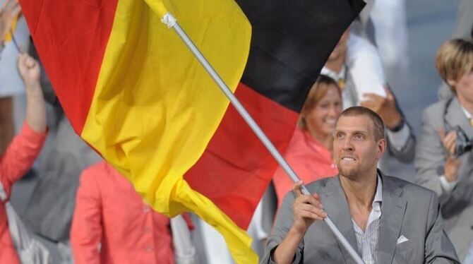 Dirk Nowitzki trug bei den Olympischen Spielen in Peking die deutsche Fahne. Foto: Bernd Thissen