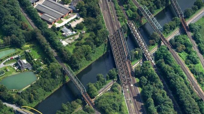 Sechs Brücken führen über einen Schiffahrtskanal an der Ruhr bei Duisburg. Auch in die Wasserwege werden Milliarden investier
