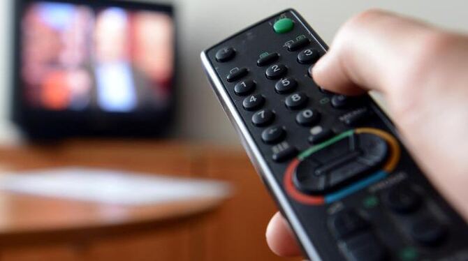 33 Prozent der Deutschen wollen der Studie zufolge nicht auf das TV-Gerät verzichten. Foto: Britta Pedersen