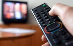 33 Prozent der Deutschen wollen der Studie zufolge nicht auf das TV-Gerät verzichten. Foto: Britta Pedersen
