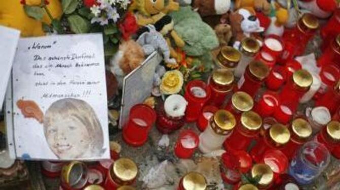 Blumen, Kerzen und Plüschtiere liegen vor der Grundschule der ermordeten Michelle in Leipzig (Archivbild). Die Polizei hat den m