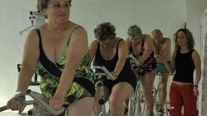 Nach der individuellen Einstellung der Wasserräder mit Hilfe von Übungsleiterin Katja Eggert auf dem Trockenen ging es ins Beweg