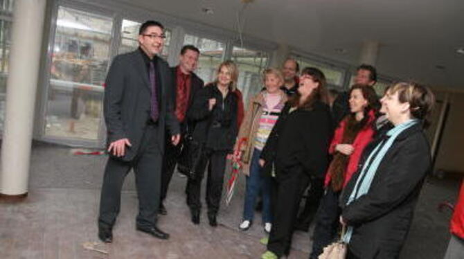 RAH-Geschäftsführer Werner Rumpel zeigt seinen Mitarbeitern den Neubau. FOTO: AN