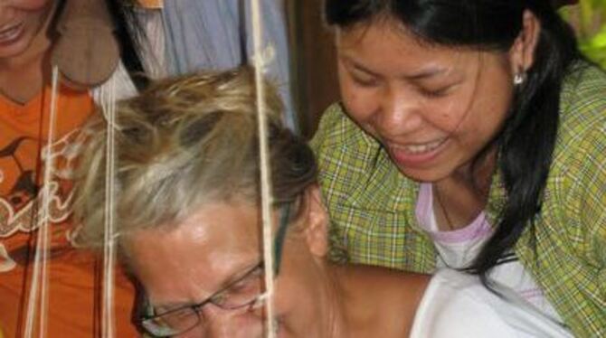 Berührung mit einem ganz besonderen Material: Hanne Schillinger-Sauer erlebt bei ihrem ersten Besuch in Kambodscha, wie Maulbeer