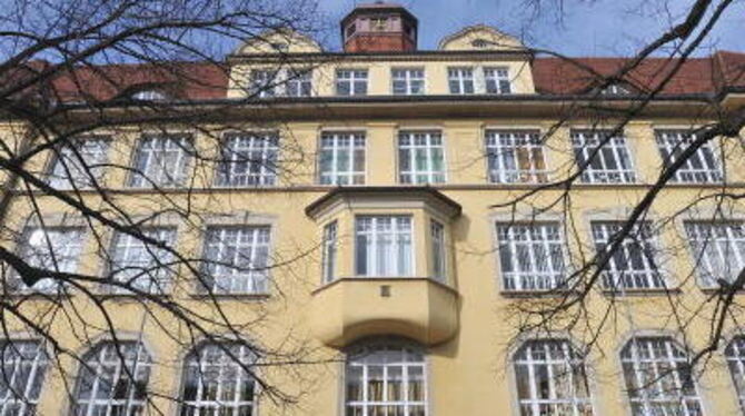 Die Hermann-Kurz-Schule in der Tübinger Vorstadt: ein denkbares Objekt zum Beispiel für eine Fenstersanierung. FOTO: TRINKHAUS