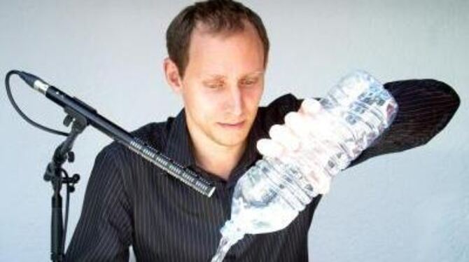 Wie sich Wasser anhört, wenn es aus der Flasche fließt: Der Reutlinger Sound-Designer Steffen Weber im Labor. FOTO: AKUSTIKON