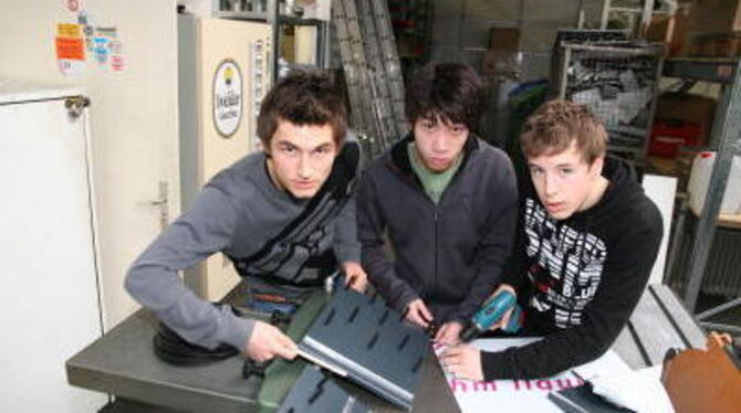 Constantin Schmauder, Cam Boi Duong und Jannik Finkbohner (von links) bei der Produktion der Schmuckbretter. FOTO: DÖRR
