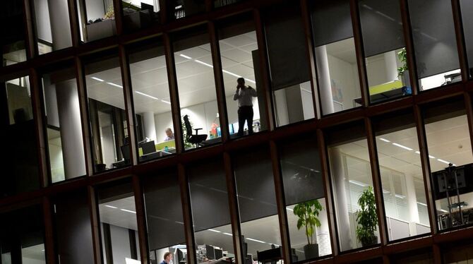Wenn Arbeitstage in Büros und anderswo kein Ende nehmen, ist das Licht draußen oft weg und das Überstundenkonto voll.FOTO: DPA