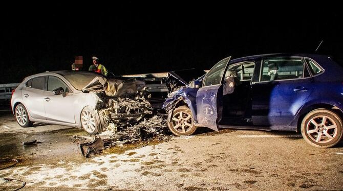 Beide Autos prallten frontal aufeinander.