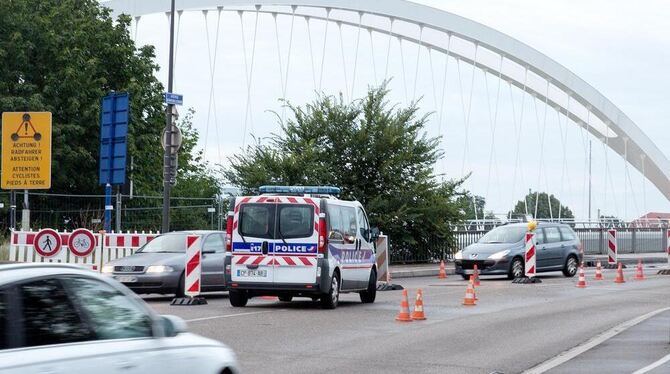 Französische Polizei kontrolliert an der Europabrücke zwischen Kehl (Baden-Württemberg) und Straßburg (Frankreich) Fahrzeuge.