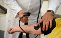 Ein Hausarzt misst einer Patientin den Blutdruck. Foto: Bernd Weißbrod