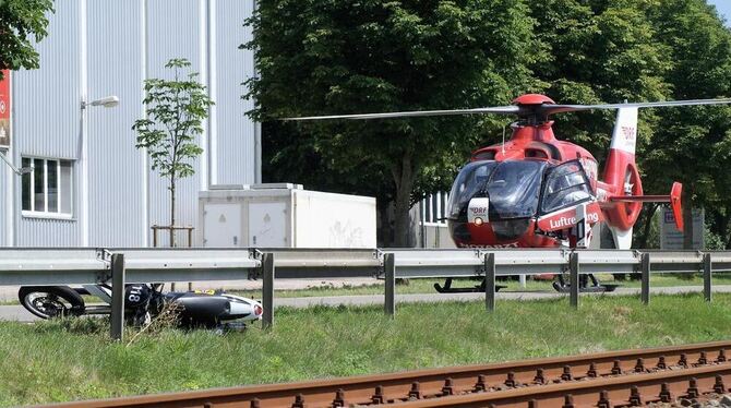 Der 25-Jährige wurde von seiner Maschine geworfen, und prallte nach 35 Meter auf eine Leitplankenoberkante. FOTO: JOACHIM LENK
