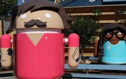 Der kleine Roboter steht für Android:  Experten haben vier Sicherheitslücken in dem System gefunden, über die Angreifer den v