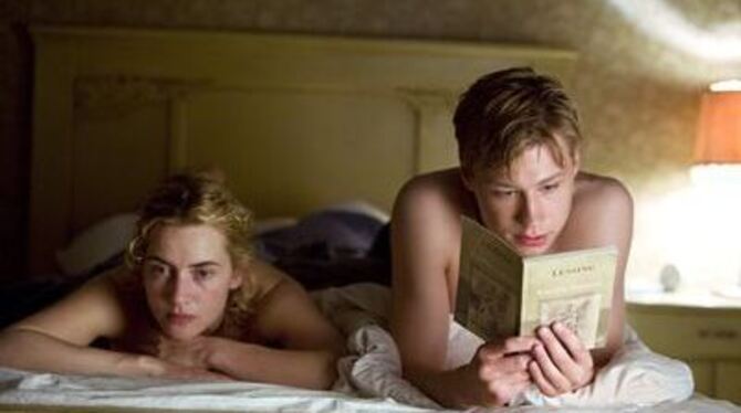 Vor dem Sex wird vorgelesen: Analphabetin Hanna (Kate Winslet) und ihr jugendlicher Liebhaber Michael (David Kross). 
FOTO: DPA