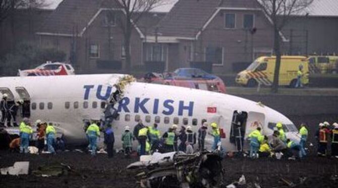 Unweit des Amsterdamer Flughafens Schiphol ist ein Flugzeug von Turkish Airlines abgestürzt.
FOTO: DPA