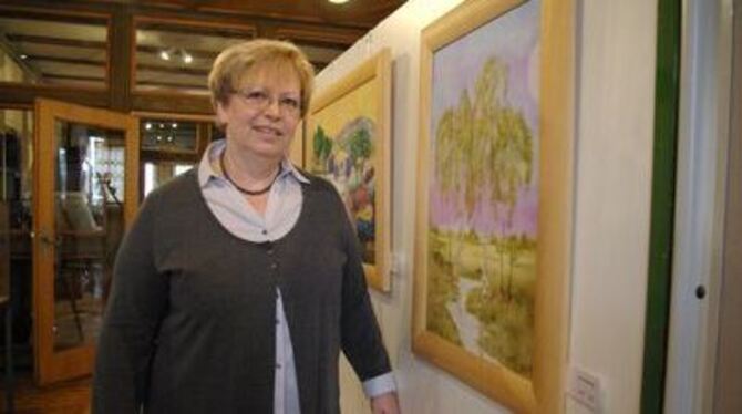 Ursula Koch zeigt im Schloss-Museum Encaustic-Malerei.
GEA-FOTO: SEL