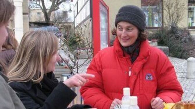 Offenes Ohr für alle Bürgersorgen: Walddorfhäslachs Bürgermeisterin Silke Höflinger (rechts) verteilte Rat, Kaffee, Glühwein und