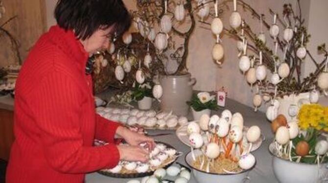 Letzte Hand anlegen für den 17. Dapfener Eiermarkt in der Martinskirche, der am Sonntag mit einem konzertanten Gottesdienst eröf