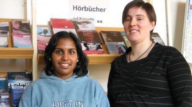 Tabea Bader (links) folgt auf Stefanie Lengerer in der Bibliotheksleitung.  
GEA-FOTO: BARAL