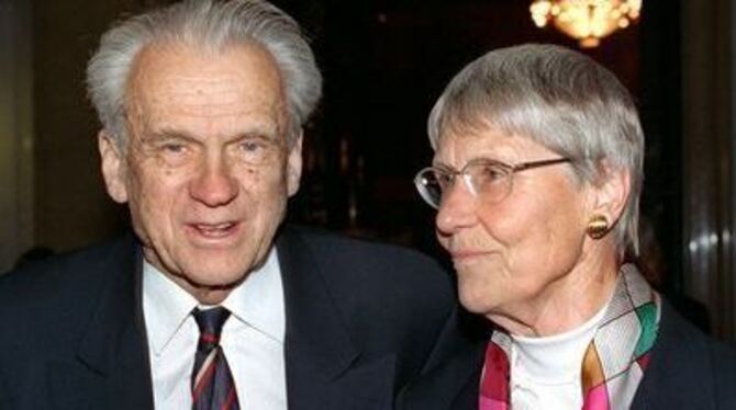 Walter Jens mit seiner Frau Inge im Jahr 2000 bei einem Festakt. Einige Jahre später erkrankte der Tübinger an Alzheimer, was se