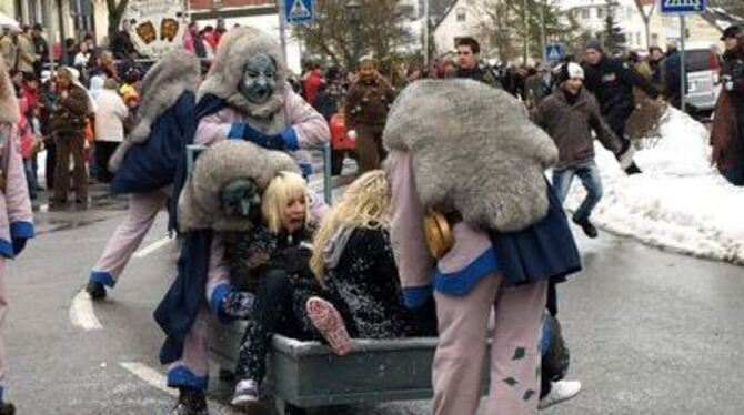 Blondinen bevorzugt: In Gammertingen trieben die Narren ihren Schabernack mit den Zuschauern.
FOTO: BUTSCHER